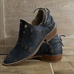 Musse & Cloud Black Ankle Boots with Brown Sole